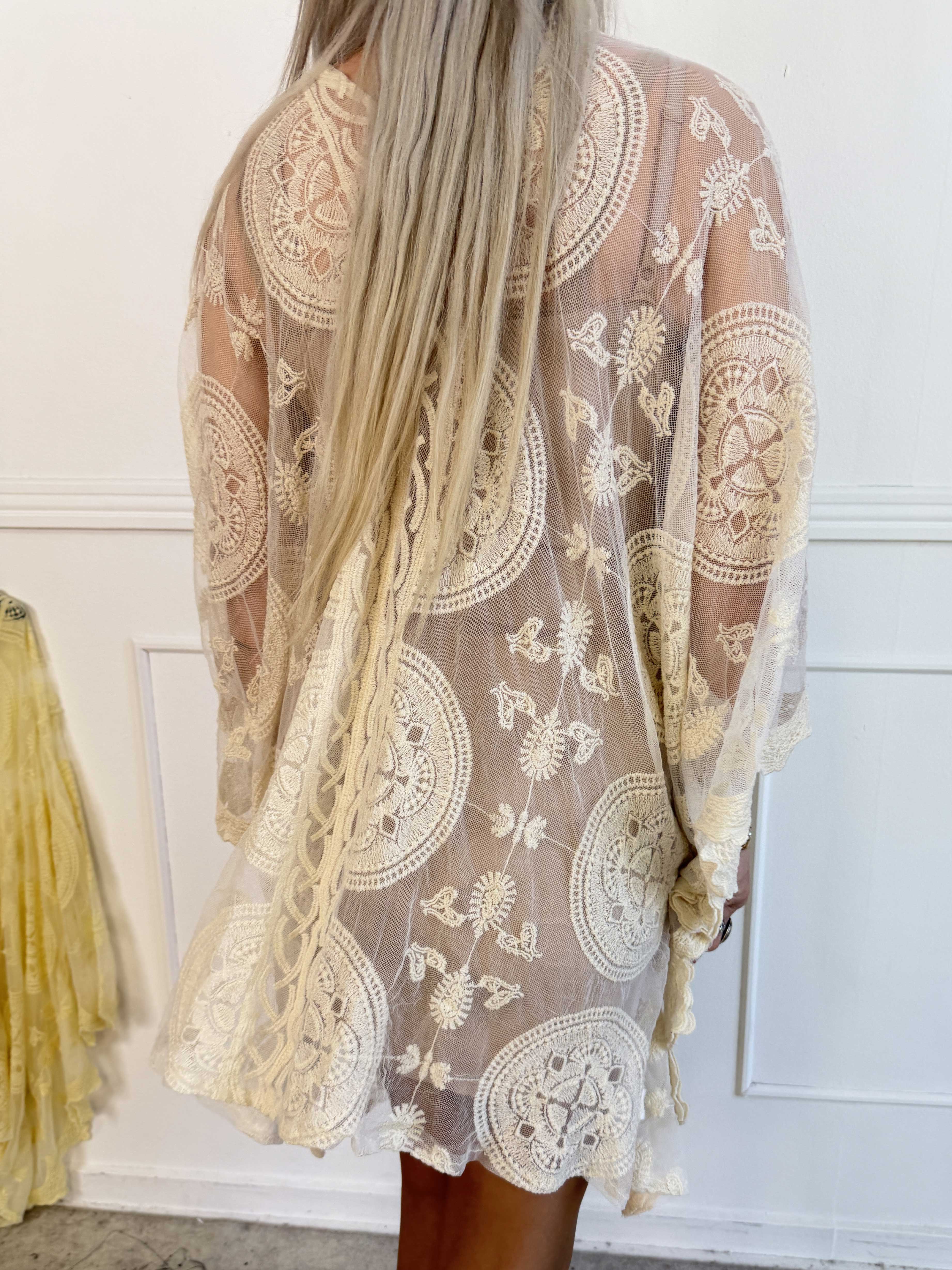 Carmela - Feminin semi-transparent tunikakjole med fine broderede detaljer
